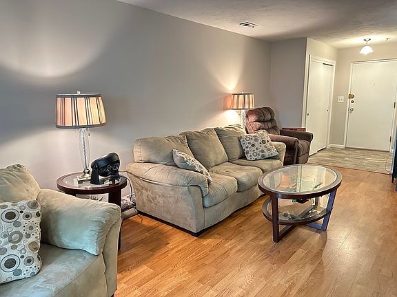 4th image of 25 Jessica Dr APT D