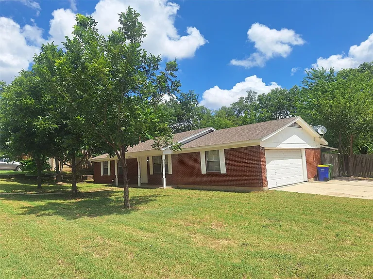 6005 Barry Dr — Photo 2