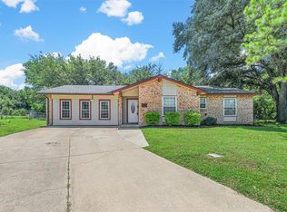 300 Newport Cir, Euless, TX 76039
