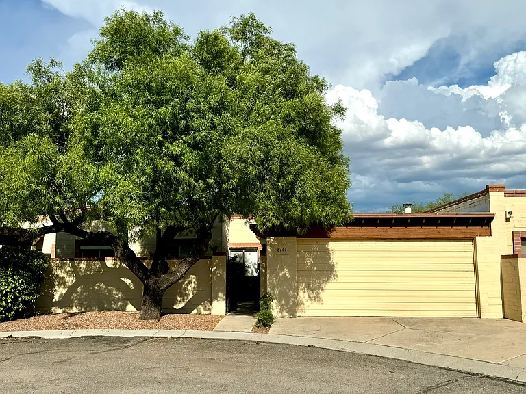 8144 E Rivenoak Dr — Photo 2