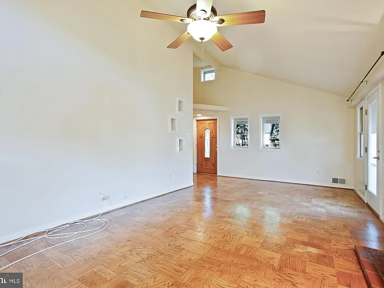 8509 Cyrus Pl — Photo 7