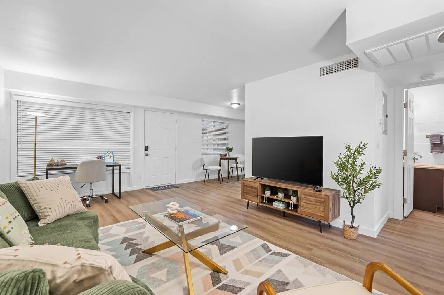 1 bed, 1.0 bath, $1,915 — Photo 1