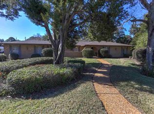 305 Silverthorn Rd, Gulf Breeze, FL 32561