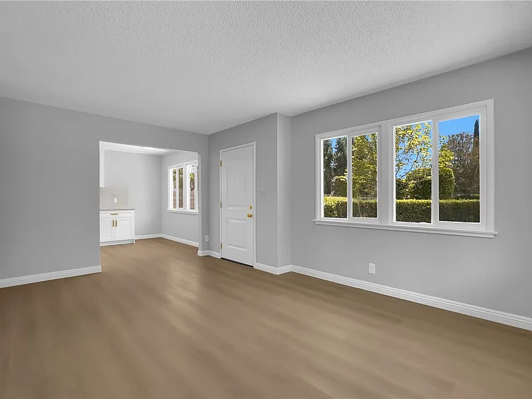 325 W Le Roy Ave — Photo 42