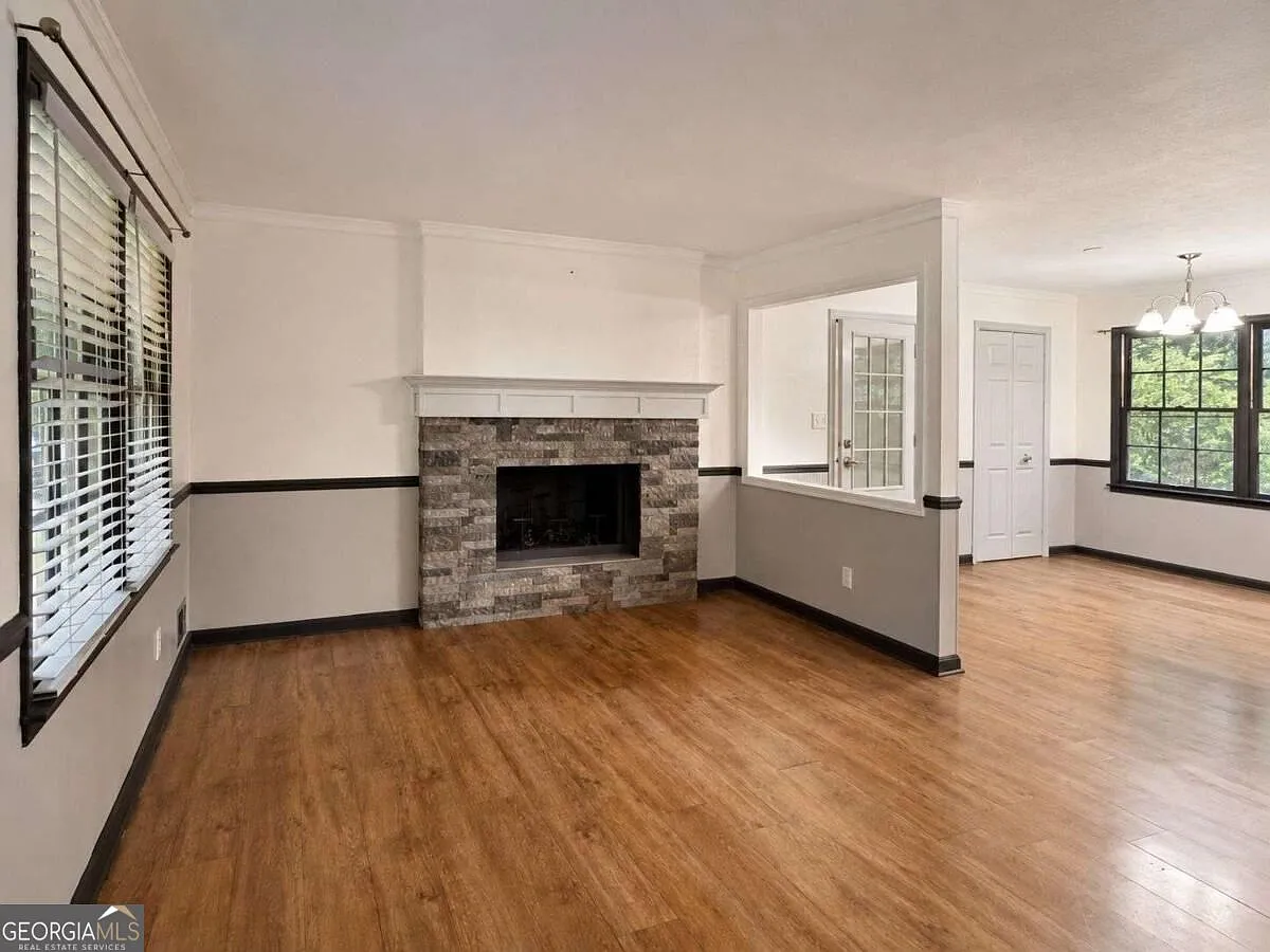 3 bed, 2.0 bath, 1740 sqft, $2,200 — Photo 2