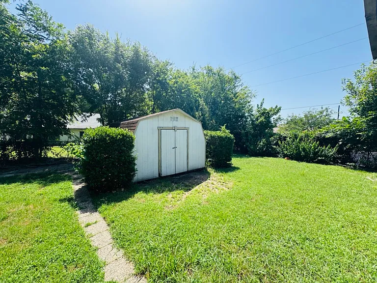 816 Lakeside Dr — Photo 13