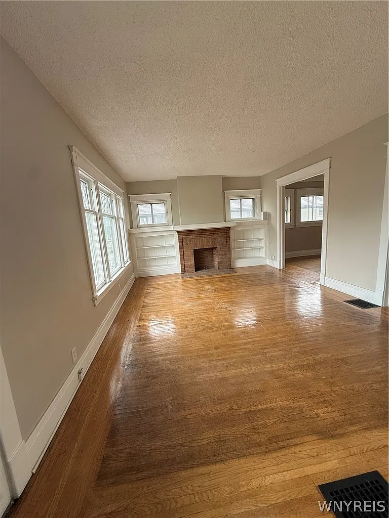 2 bed, 1.0 bath, 3032 sqft, $2,000 — Photo 2