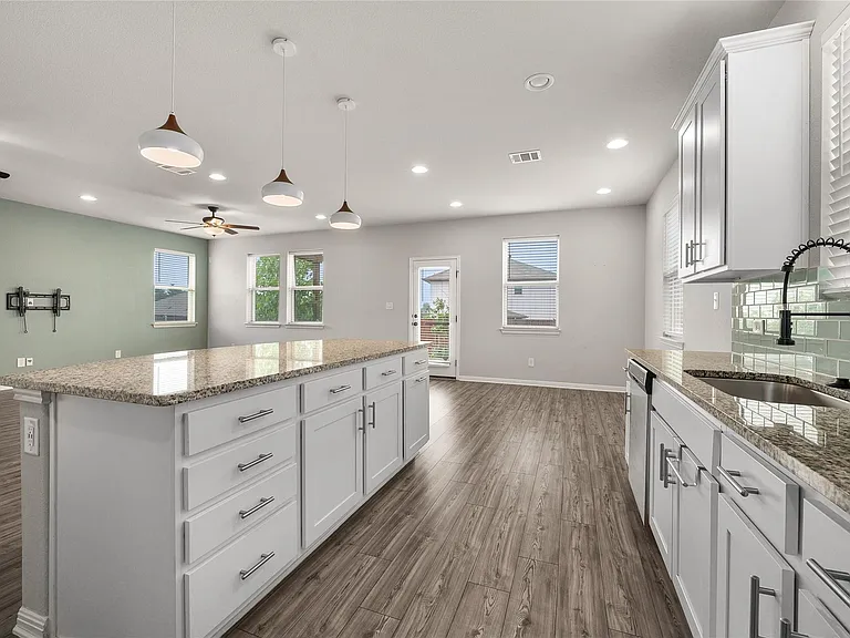 101 Lambert St — Photo 11