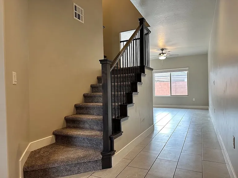 Three Bedroom Red Mountain Vista Town Home — Photo 7