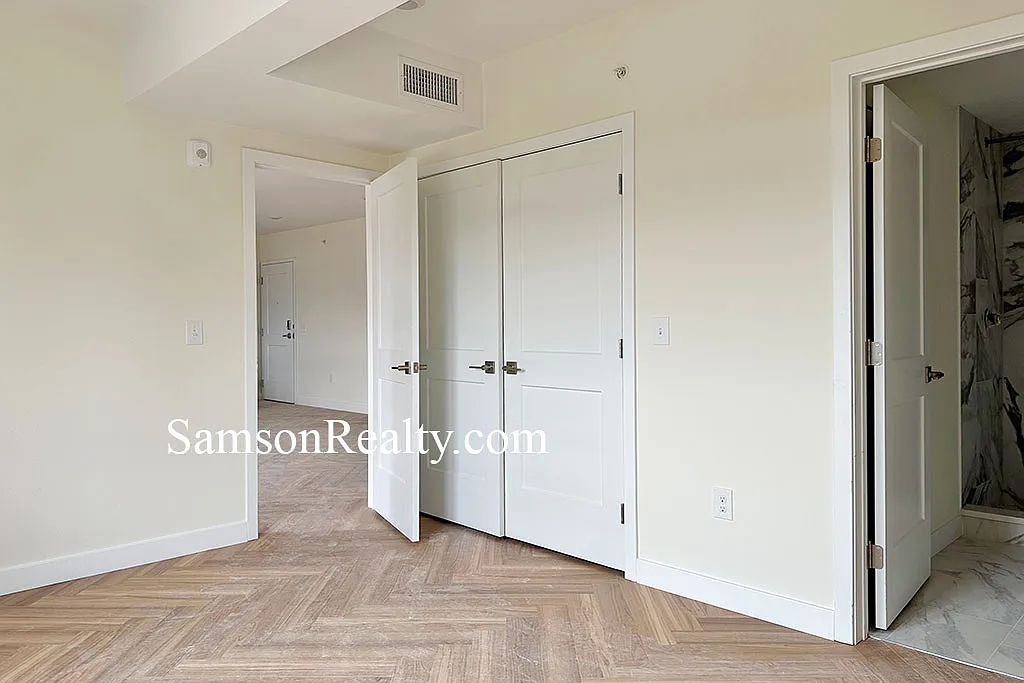 1 bed, 1.5 bath, 724 sqft, $2,450 — Photo 2