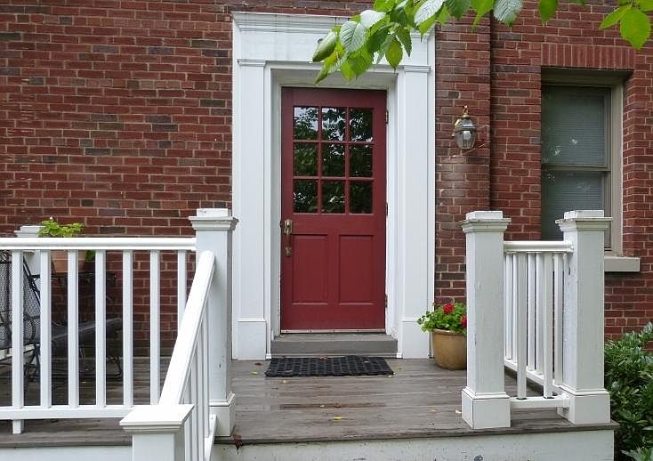 Small 3-unit building.