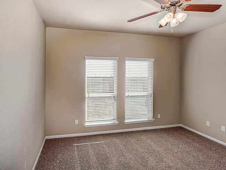 2406 Petersburg Ln — Photo 20