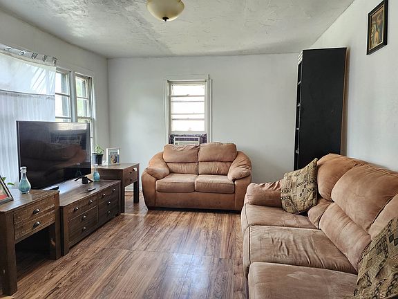 3rd image of 1824 Loomis St