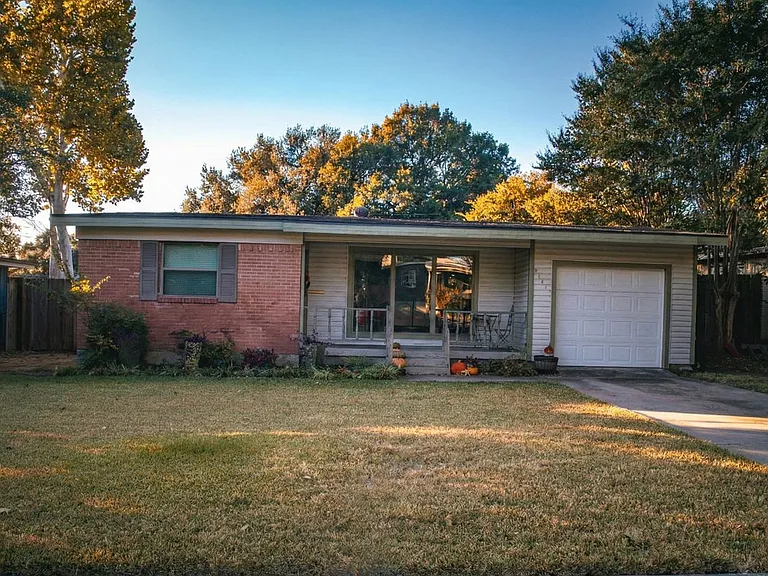 1217 Danville Dr — Photo 1