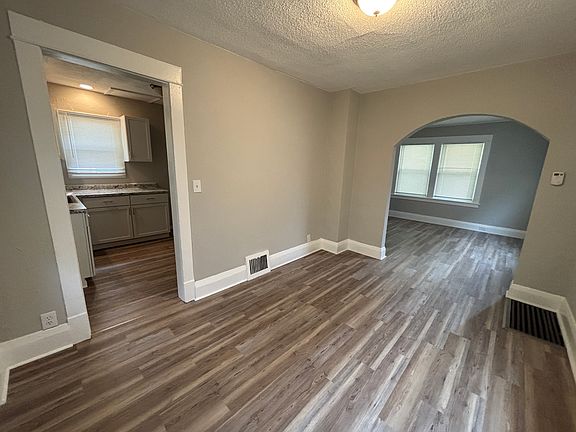 3rd image of 3524 Leybourn Ave