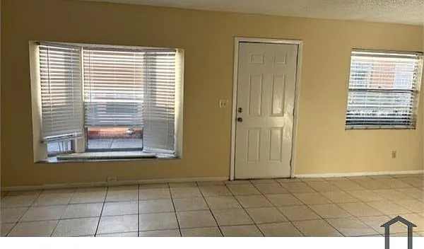 2 bed, 900 sqft, $1,800 — Photo 2