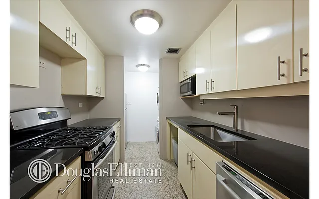 Rented by Douglas Elliman | media 27