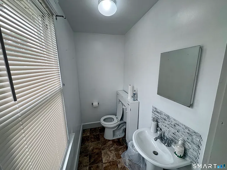 565 Sylvan Ave — Photo 10