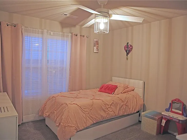 801 SW Loudon Dr — Photo 7