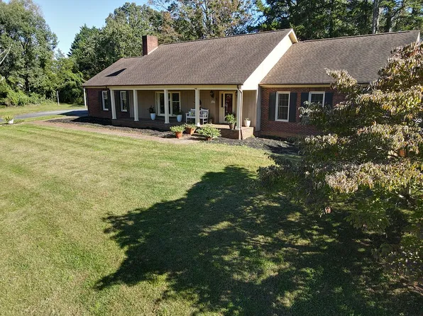6125 Gold Creek Dr, Hickory, NC 28602
