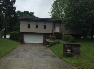 714 Driftwood Dr, Marion, IL 62959