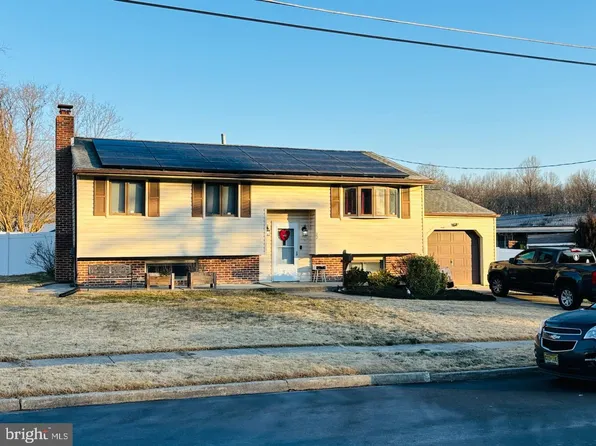 22 Eaton Cir, Laurel Springs, NJ 08021