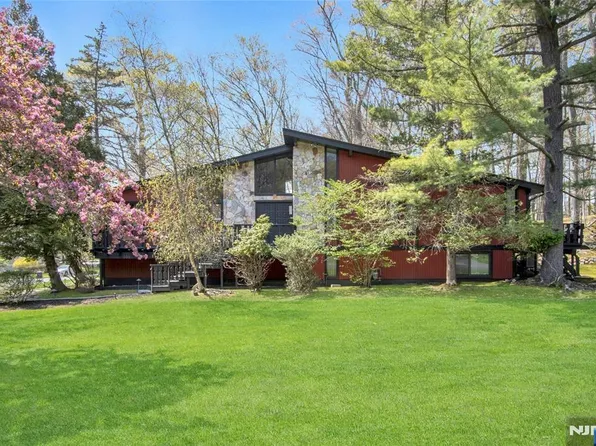 301 Hanna Rd, River Vale, NJ 07675