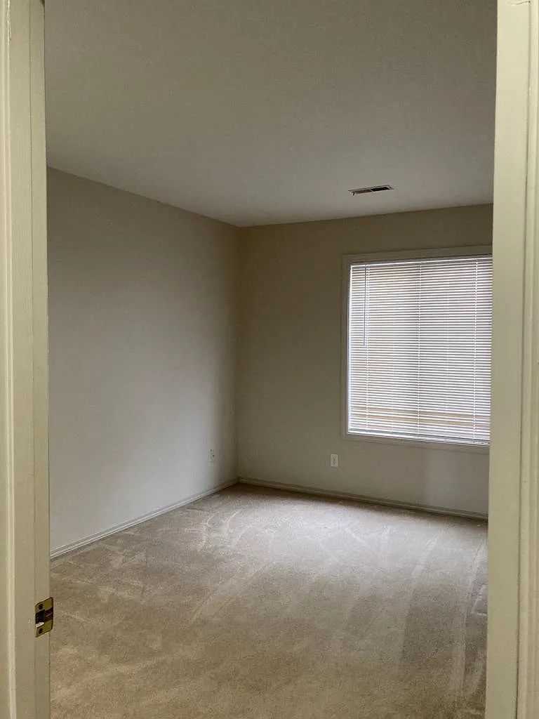 2 bed, 1100 sqft, $1,700 — Photo 4