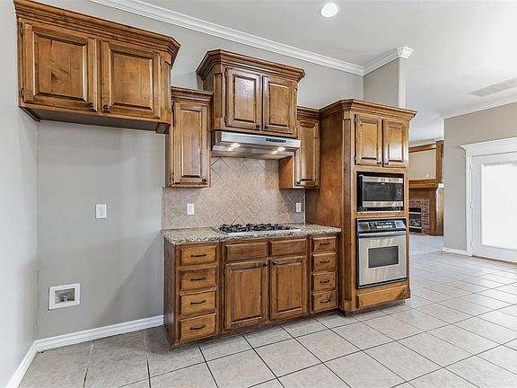 4th image of 820 Justin Dr