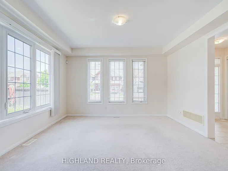 513 Tyrone Cres — Photo 11