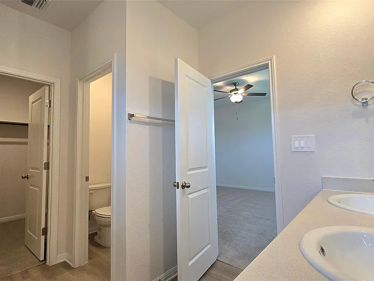 122 Holmby Dr — Photo 11