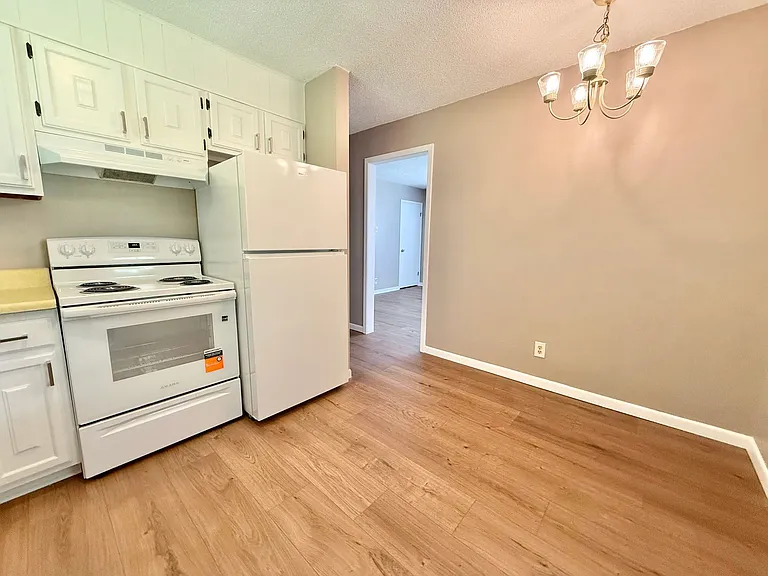 916 Brentwood Dr — Photo 6