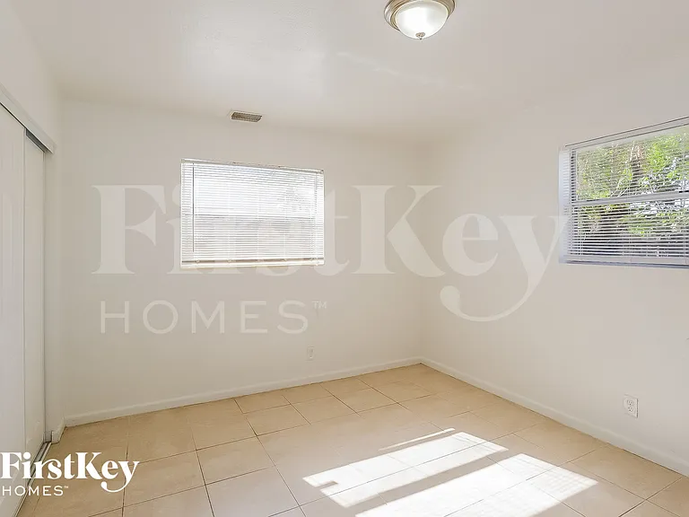 6820 SW 16th Ct — Photo 8