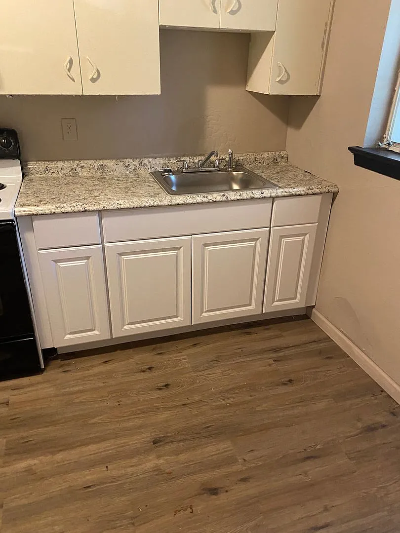 Wesley Dr 6 Plex — Photo 3