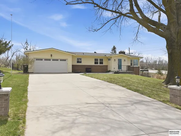 4731 Manchester Dr, Omaha, NE 68152