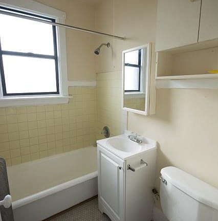 4th image of 3121-25 N Hamlin #213H