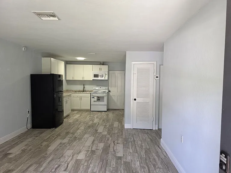 2205 S Park Ave — Photo 7