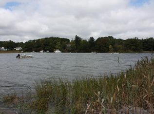 2 Riverside Dr, Ipswich, MA 01938