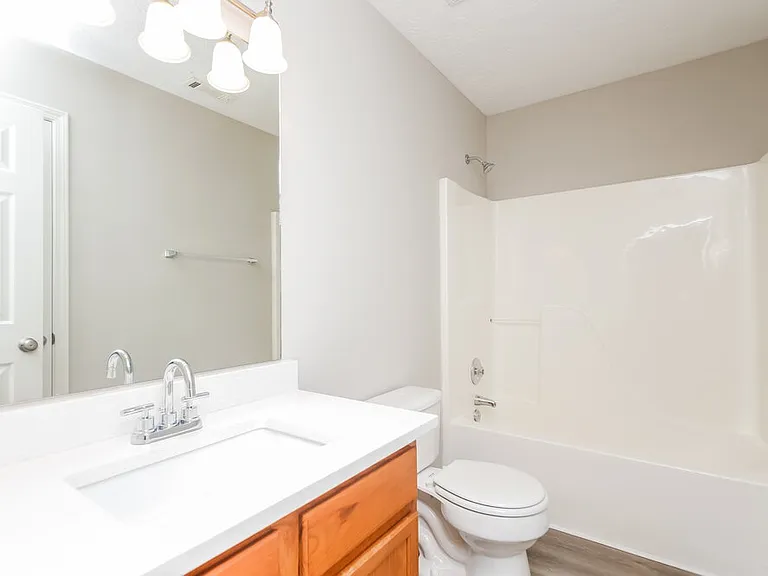 565 Bridge Grv — Photo 16