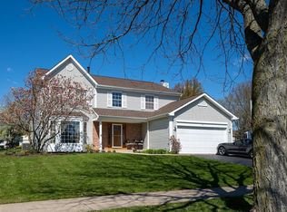 4 Georgetown Dr, Cary, IL 60013