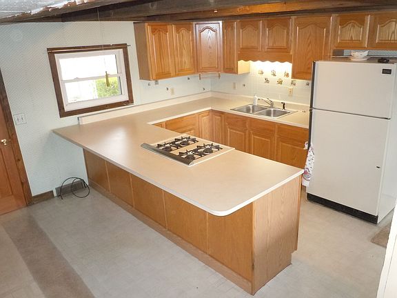 Oak Kitchn w/pull out pantry