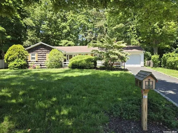 5 Cob Court, Rocky Point, NY 11778