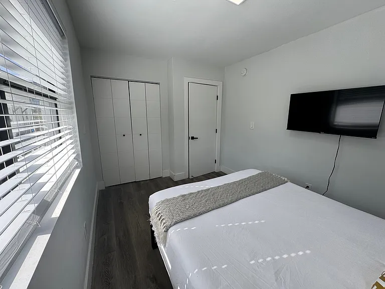 584 NW 30th St #3 — Photo 7