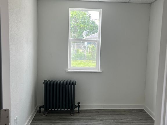 4th image of 3902 Elm St #6