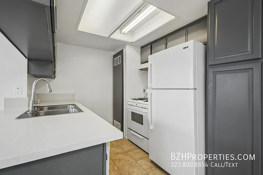 11924 Mayfield Ave — Photo 4