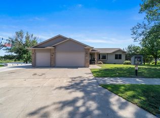 1319 Holiday Dr, Canton, SD 57013