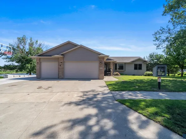 1319 Holiday Dr, Canton, SD 57013