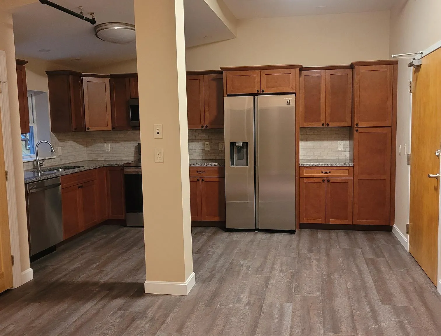 3 bed, 935 sqft, $1,700 — Photo 2