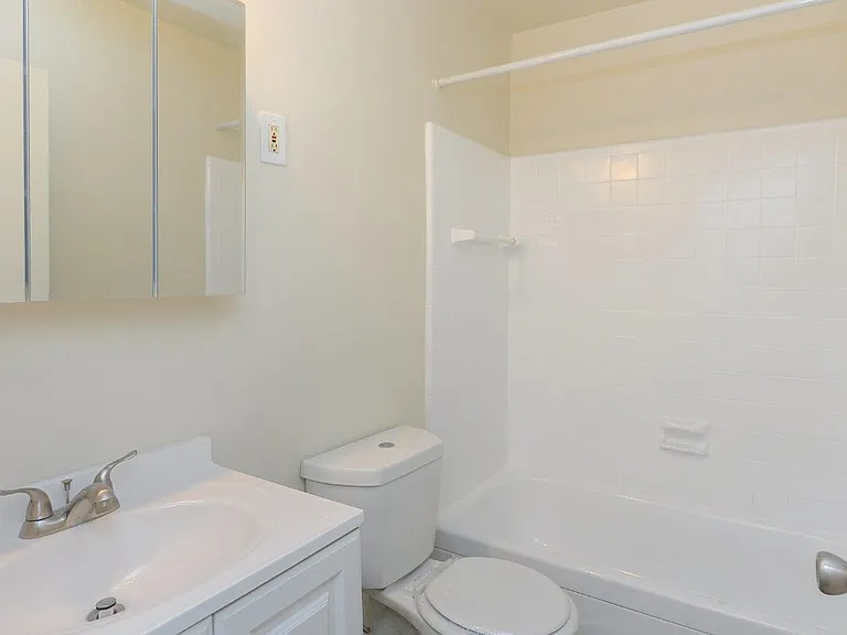 Lexington House Apartment Homes — Photo 9