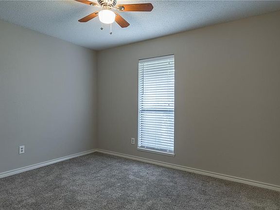 3rd image of 3005 White Oak Dr